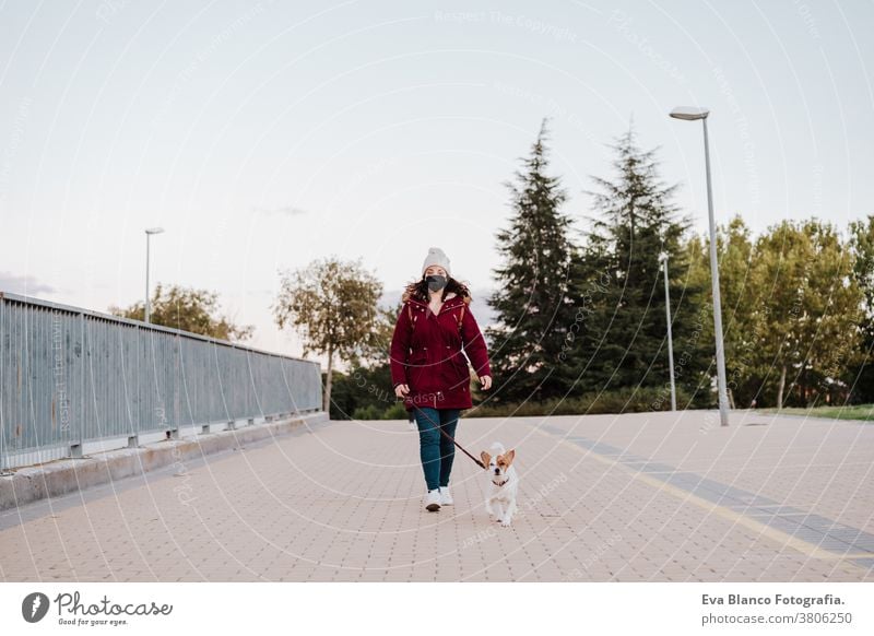 Frau in der Stadt beim Spaziergang mit ihrem entzückenden Jack-Russell-Hund. Lebensstil im Freien allergisch Herbst Pflege Kaukasier Großstadt Textfreiraum