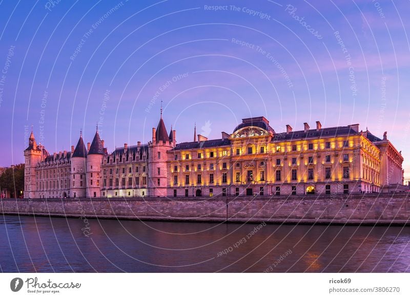 Blick auf historische Gebäude in Paris, Frankreich Architektur Stadt Fluss Seine Sehenswürdigkeit Sonnenuntergang alt Wasser Reise Urlaub Reiseziel Städtereise