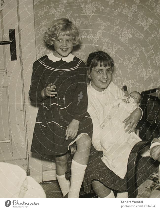 Drei Kinder in den 50 er Jahren 50er Jahre Zeit alt damals Mädchen Kleider Mode schwarz/weiß