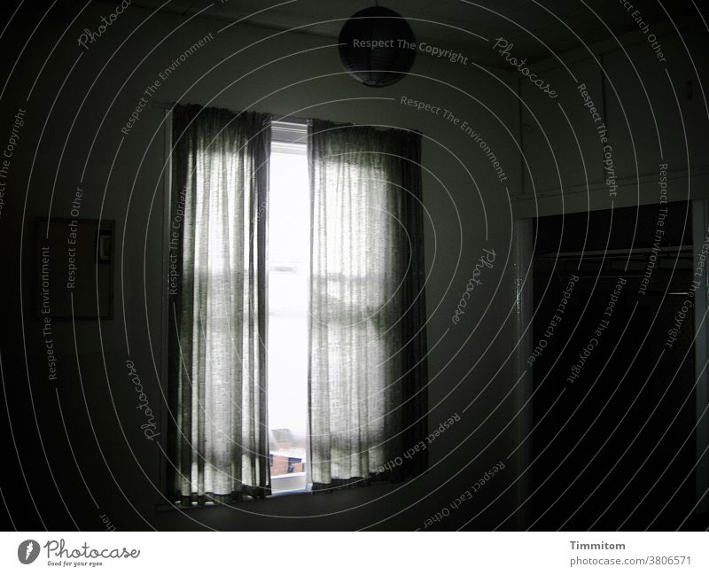 Ein Zimmer in Leeds Raum Wohnung Großbritannien Fenster Vorhang Lampe Schrank Aussicht trist Einfach