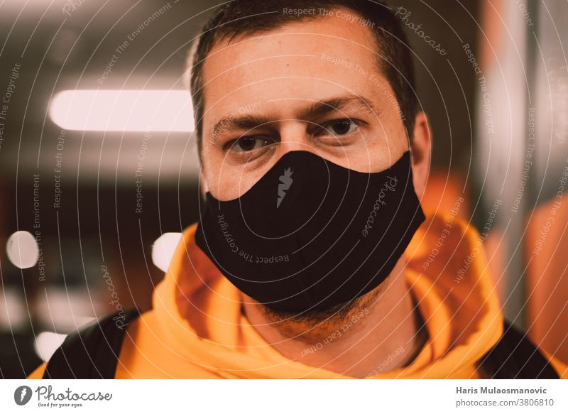 Mann mit Gesichtsmaske Nahaufnahme blond Bokeh Berühmtheit abschließen Konkurrenz Korona Coronavirus covid-19 Seuche Garage Infektion männlich Mann mit Maske