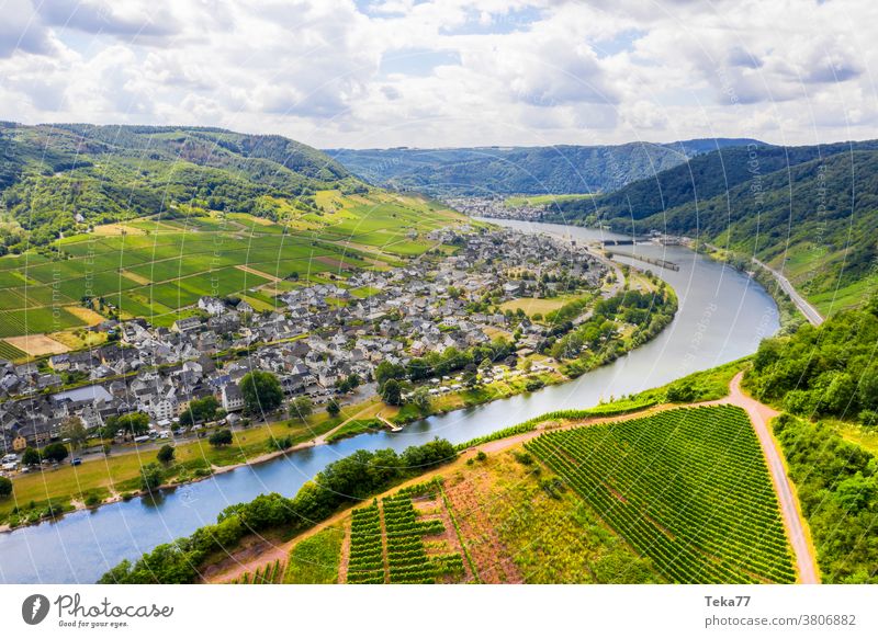 ein Moselfluss Weinbergtal in Deutschland Mosel-Flusstal mosel in Deutschland deutsche Städte deutscher Weinberg jammern Heulpflanzen Traubenpflanzen von oben