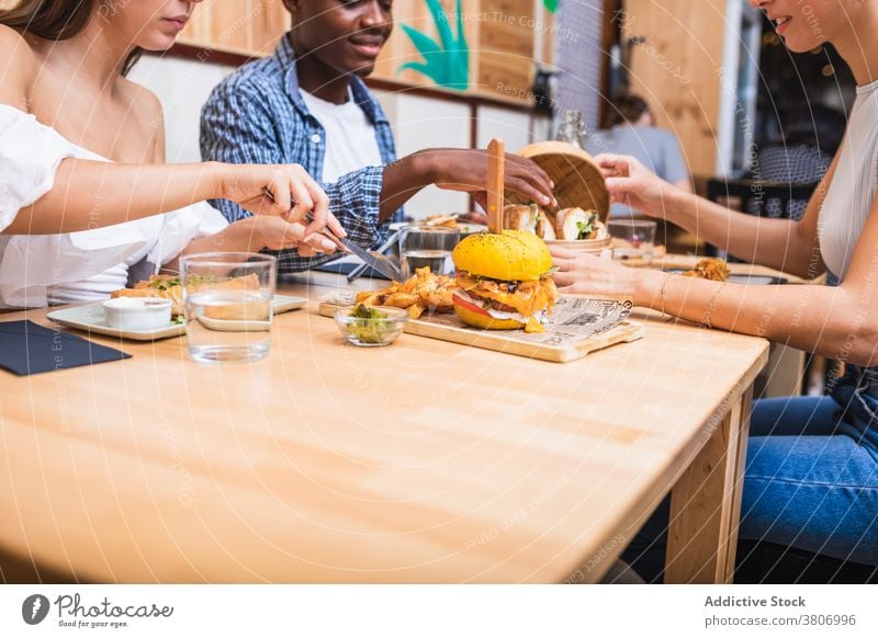 Inhalt multiethnische Freunde beim Abendessen in der Cafeteria dine Zusammensein Restaurant positiv geschmackvoll Lebensmittel freundlich kennenlernen lecker
