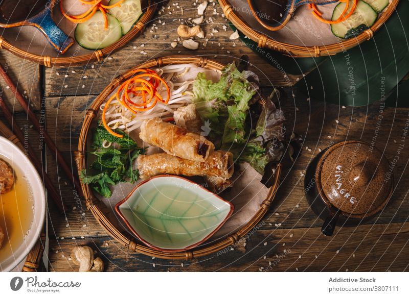 Appetitliche Frühlingsrollen auf Teller auf Tisch Ei Vietnamesisches Essen Tradition gebraten Restaurant dienen Mahlzeit Lebensmittel frisch Salat Bohne
