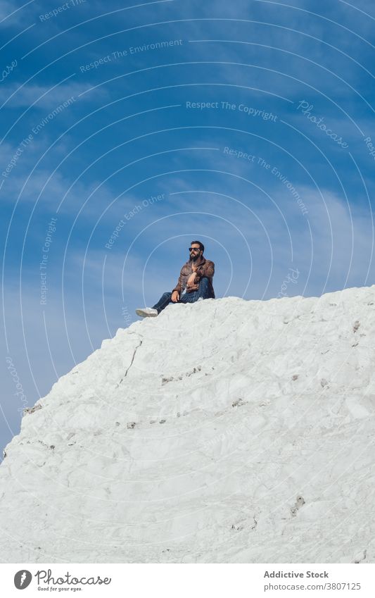 Anonymer Mann entspannt auf Kreidefelsen in England sich[Akk] entspannen Klippe Natur Reisender ruhen Erholung Wanderung Aktivität Feiertag Urlaub männlich jung