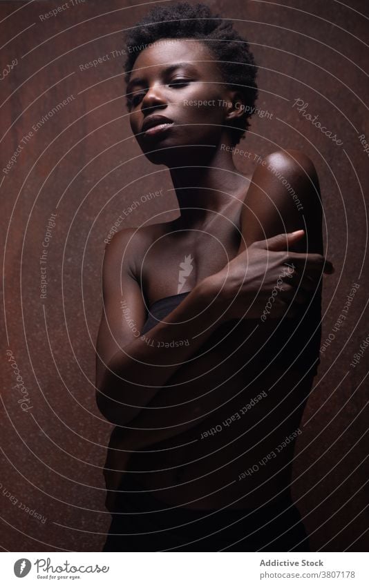 Verführerische schwarze Frau steht im dunklen Studio Model verführerisch Verlockung Anmut schlanke feminin Versuchung sinnlich Vorschein passen schön attraktiv