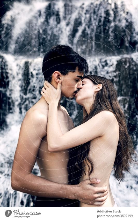 Zartes nacktes Paar umarmt in der Nähe von Wasserfall Angebot Umarmung Natur Liebe Kuss Küssen sorgenfrei Umarmen Sommer Zuneigung romantisch Zusammensein