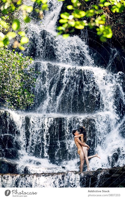 Nacktes Paar umarmt in der Nähe von Wasserfall nackt Urlaub Zusammensein Umarmung erotisch Umarmen Angebot Sommer romantisch Liebe Partnerschaft itim Natur