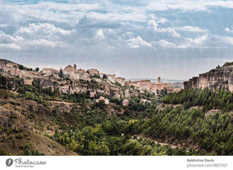 Antike Stadt in bergigem Terrain antik alt mittelalterlich Hügel Berge u. Gebirge historisch Architektur Haus Gebäude Stadtbild Landschaft Spanien Cuenca reisen