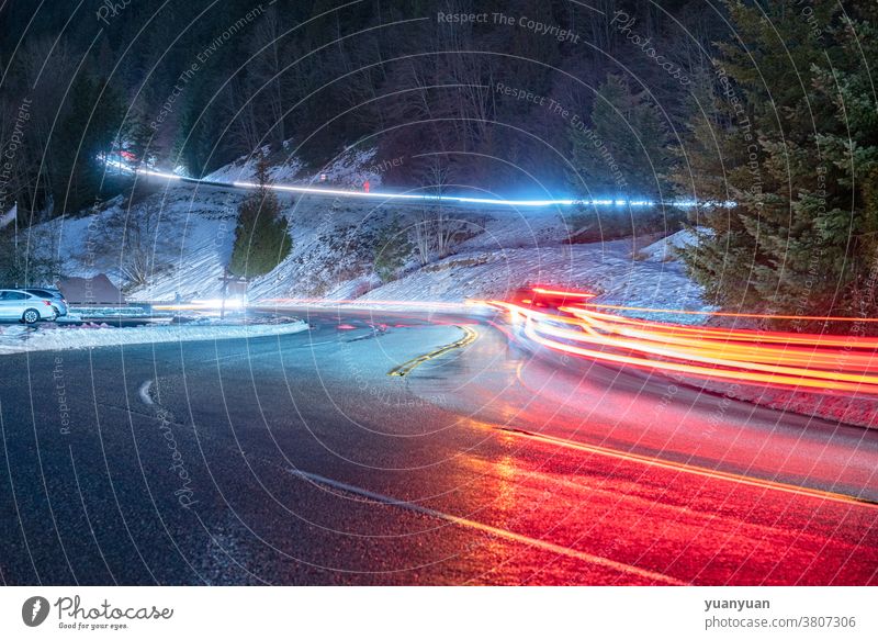 Verkehrsampeln bei Nacht Straße Geschwindigkeit Licht Transport Autobahn PKW Kurve Bewegung Berge u. Gebirge reisen Himmel dunkel Landschaft Ansicht