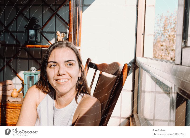 Junge Frau in Vintage-Kleidung sitzt an einem Fenster mit einem hellen Tag und lächelt mit Kopierraum und farbenfroh Person Lächeln Kaukasier heimwärts Gardine