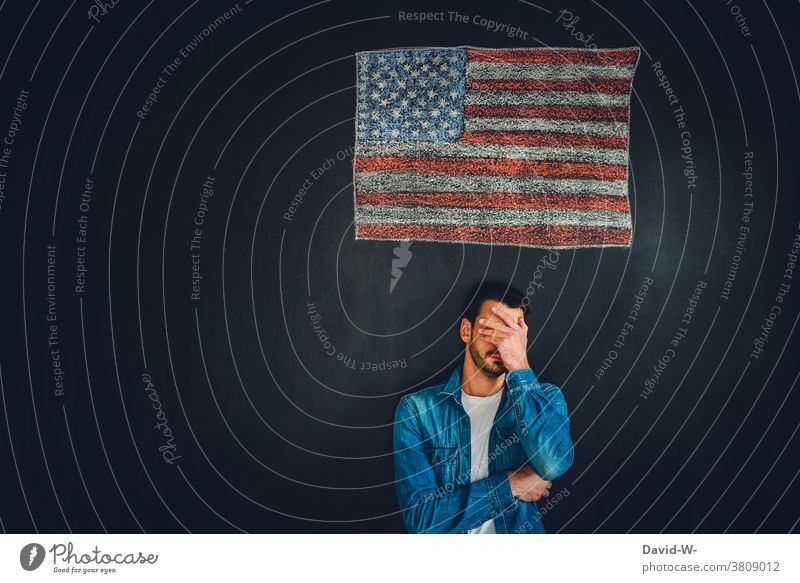Amerika - Mann verschlägt seine Hand vor dem Gesicht USA Ärger schämen Scham wütend Amerikaner sauer Fahne Flagge