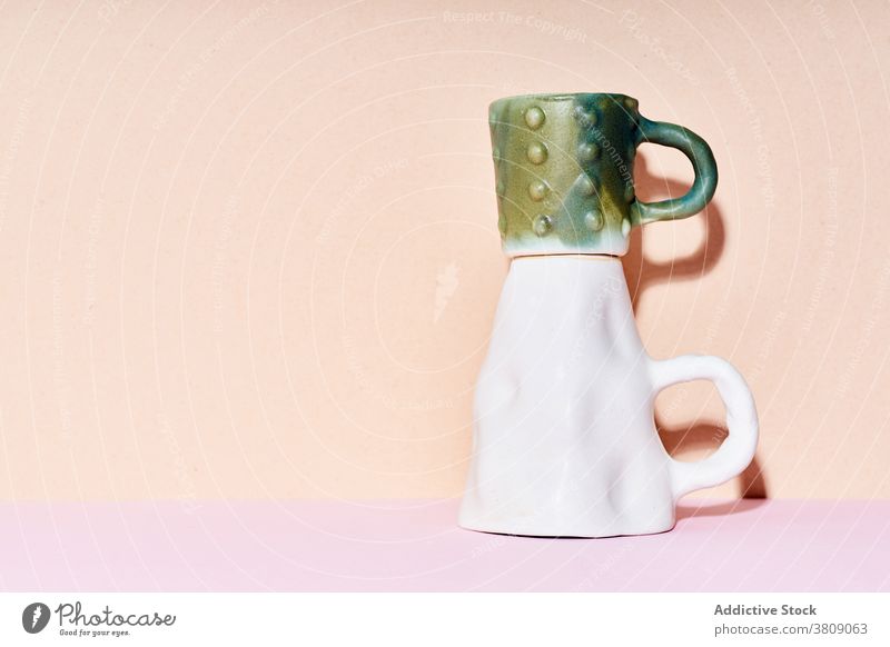 Handgefertigte Keramiktassen im Atelier Tasse Ton handgefertigt sehr wenige Stillleben Zusammensetzung Küche Utensil Pastell Design Geschirr Objekt Tee