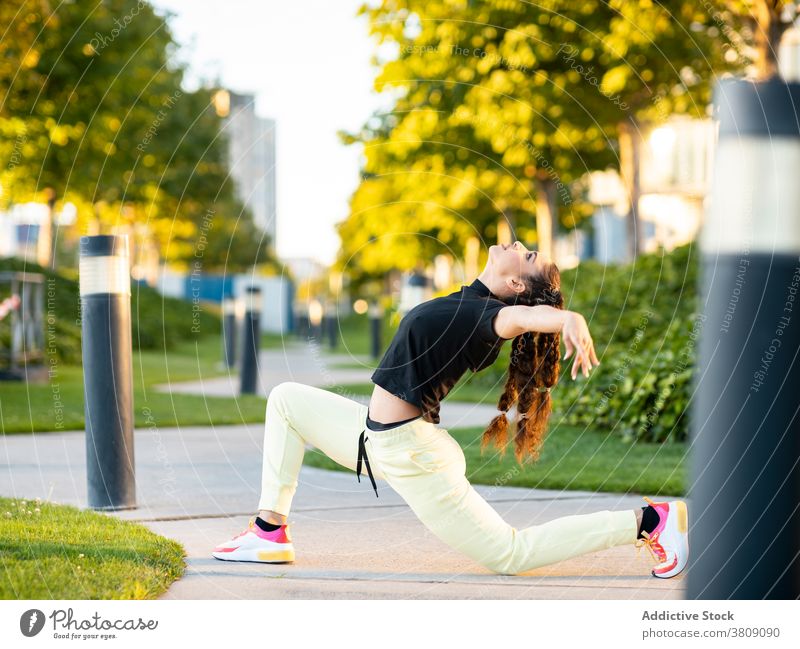 Flexible junge Frau tanzt im Park Tanzen Weg aktiv Ballerina trendy beweglich Großstadt sich[Akk] bewegen Energie cool Hobby Stil Outfit Frisur Turnschuh modern