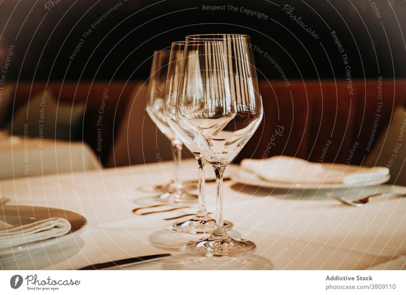 Leere Weingläser auf dem Tisch im Restaurant Glas Weinglas Kelch Geschirr elegant Reihe Einstellung leer Dienst Kristalle durchsichtig Madrid Spanien dienen
