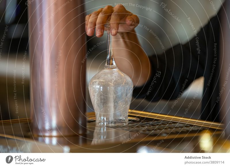 Barkeeper spült Glaspokal mit Spüle Getränk Waschen Rinser Kelch Gerät Barmann Sauberkeit Restaurant Pub Dienst professionell Hand Weinglas Wasser Glaswaren