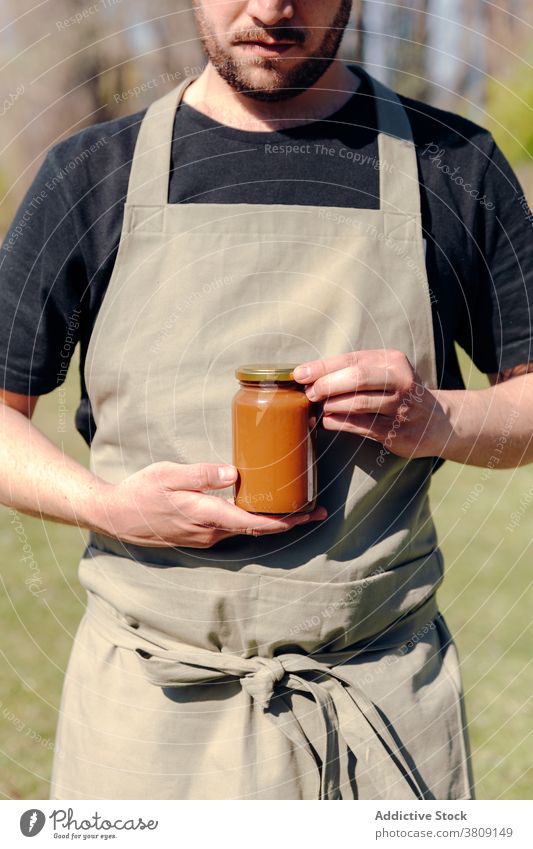 Ackerbauer mit Honig im Glas Liebling Mann Landwirt selbstgemacht lecker natürlich Ernährung organisch männlich Dorf geschmackvoll süß Lebensmittel ländlich