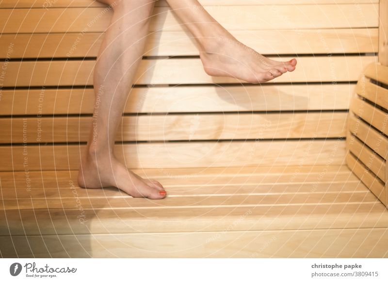 Füße einer Frau in Sauna Hitze Kur harmonisch Hygrometer Thermometer entspannung Zufriedenheit Erwachsene weiblich Innenaufnahme Farbfoto Wohlgefühl Gesundheit