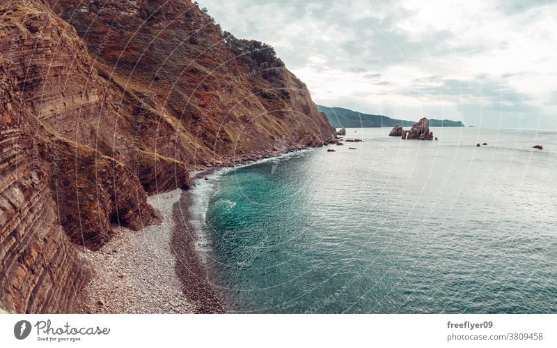 Scharfe Klippe an der Küste von Vizcaya in Spanien Strand Natur stechend Baskenland Textfreiraum reisen Stein hoch Wasser Ansicht Felsen Meer Landschaft
