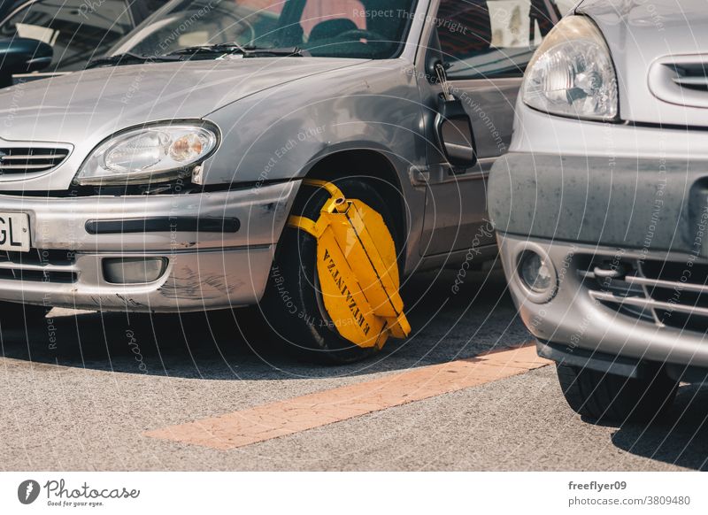 Klemme am Rad eines Autos PKW Bestände Verstoß parken einklemmen Stiefel festgeklebt fein Fahrzeug geklemmt weiß Reifen geparkt eingeschränkt falsch Durchbruch