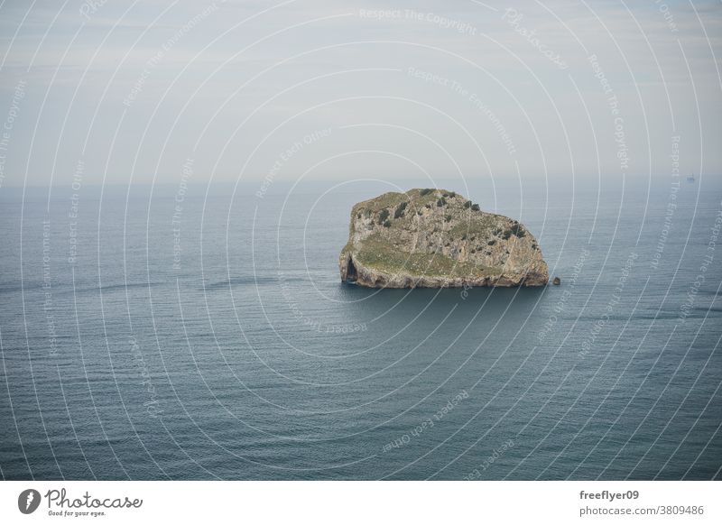 Einsamer Riesenfelsen mitten im Ozean einsam Felsen Klippe Strand Natur stechend Vizcaya Baskenland Textfreiraum Küste reisen Stein hoch Wasser Ansicht Meer