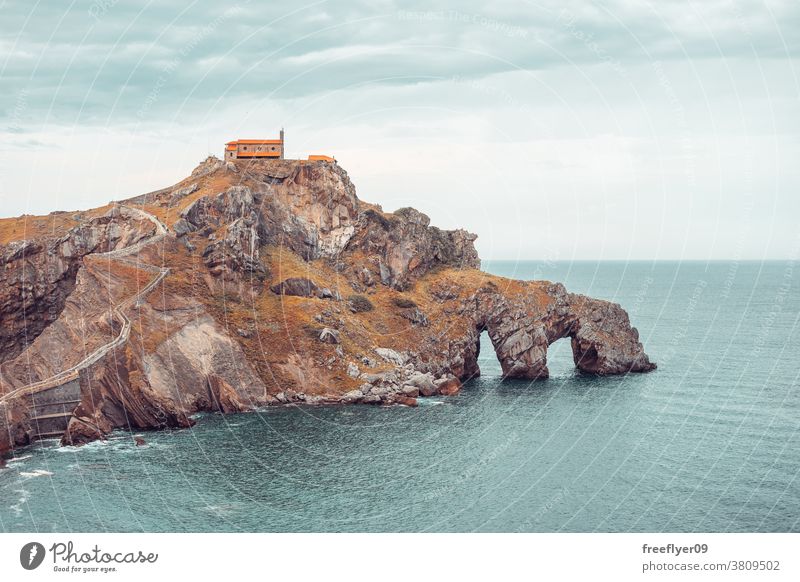 Gaztelugatxe-Insel in Bilbao, Spanien einsam Felsen Riese Klippe Strand Natur stechend Vizcaya Baskenland Textfreiraum Küste reisen Stein hoch Wasser Ansicht