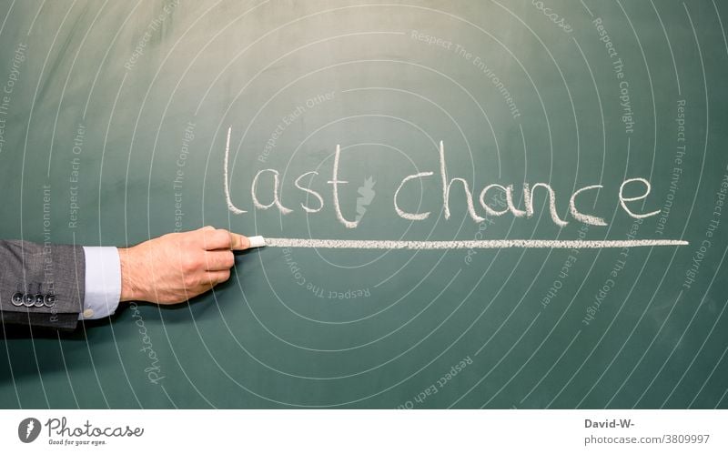 letzte Chance  / last chance - wörter unterstrichen Frist ablauf Zeit Risiko hinweisen Tafel Kreide