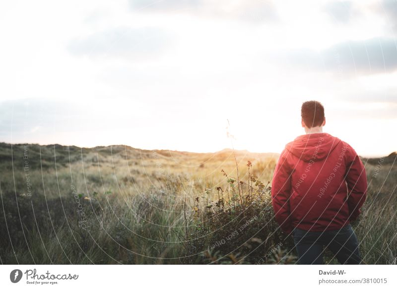 Mann genießt die Ruhe in der Natur Landschaft Stille Einsam Sonnenlicht wunderschön Sonnenaufgang Nordsee Rückansicht