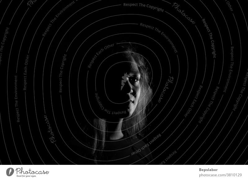 Schwarz-Weiß-Porträt eines italienischen Mädchens auf schwarzem Hintergrund dramatisch Spannung schön sinnlich dunkel Traurigkeit beleuchtet obskur