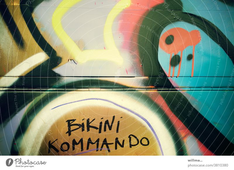 Bikini Kommando Graffiti Bikinikommando bunt Schriftzeichen Text Fassade