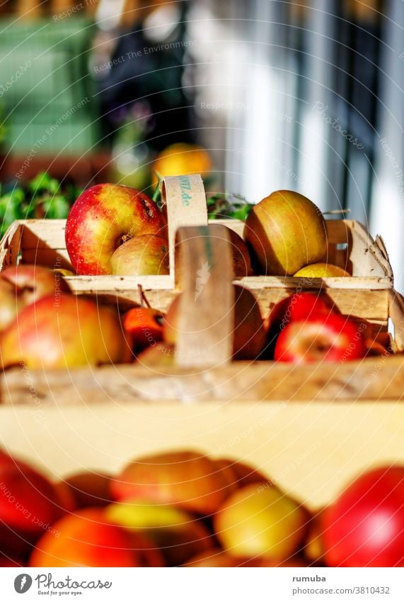 Apfelernte in Körben Korb sauer nass lecker Gesundheit genießen füttern Ernährung Frucht Lebensmittel Schwache Tiefenschärfe Tag Textfreiraum oben Außenaufnahme