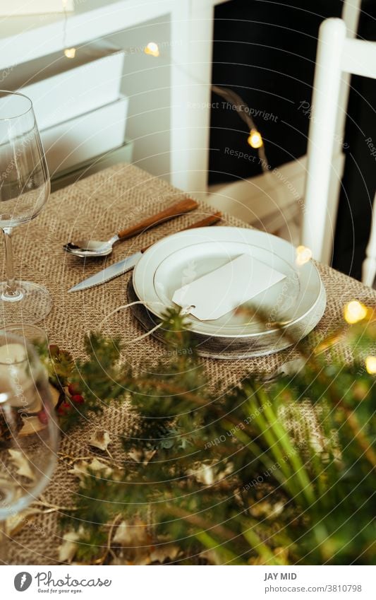 Holiday Gold Platzset, Weihnachtstisch mit Ornamenten und natürlichem Kiefernzweig auf dem Wohnzimmer Weihnachten Erntedankfest Tisch Gedeck Speisekarte