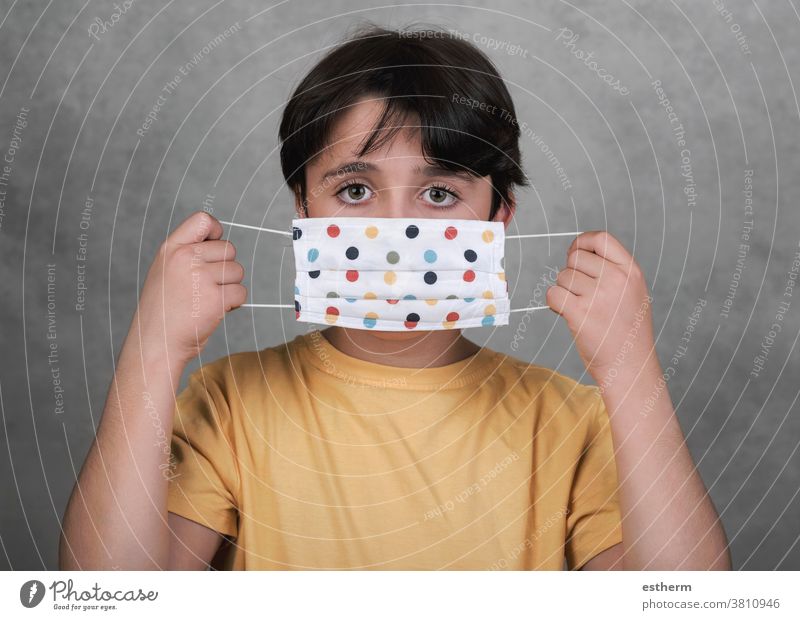Coronavirus, Nahaufnahme eines Kindes mit selbstgemachter Maske Virus Seuche selbstgemachte Maske 2019-ncov medizinische Maske Pandemie Quarantäne covid-19