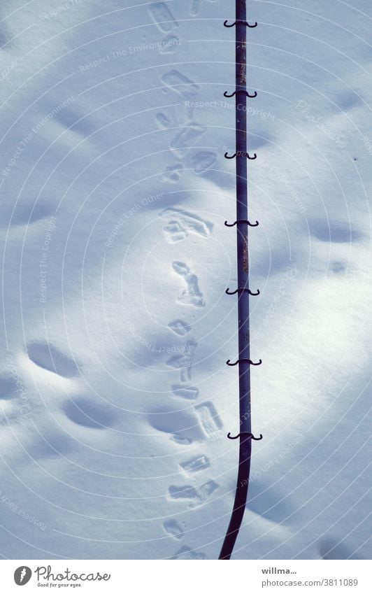 winterwanderung der außerirdischen Schnee Winter Spuren Wäschestange Haken Frost sonnig Tauwetter Fußstapfen