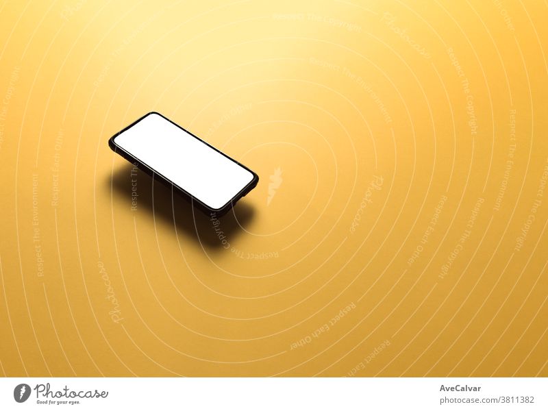 Minimalistisches Mock up flaches Bilddesign mit einem schwebenden Mobiltelefon mit Kopierraum und weißem Geröll, um darüber auf einem flachen gelben Hintergrund zu schreiben