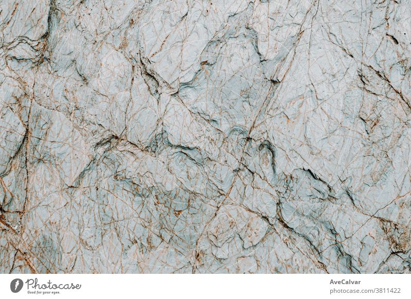 Flacher Hintergrund eines weißen mit blauen Tönen Felsen mit felsiger Textur texturiert rau Oberfläche Grunge nach oben Murmel horizontal Struktur abschließen
