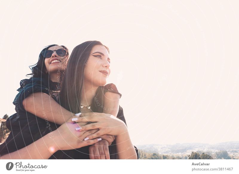 Ein Frauenpaar, das an einem sonnigen Tag Spaß hat, umarmt sich mit Kopierraum Freundschaft Freude Sonne Fröhlichkeit jung schöne Frau Menschen umarmend