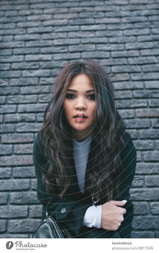 Porträt einer jungen erwachsenen Asiatin in schwarzem Mantel im Freien asiatisch Mädchen Frau Lifestyle Erwachsener urban Stadtbild außerhalb Stadtzentrum