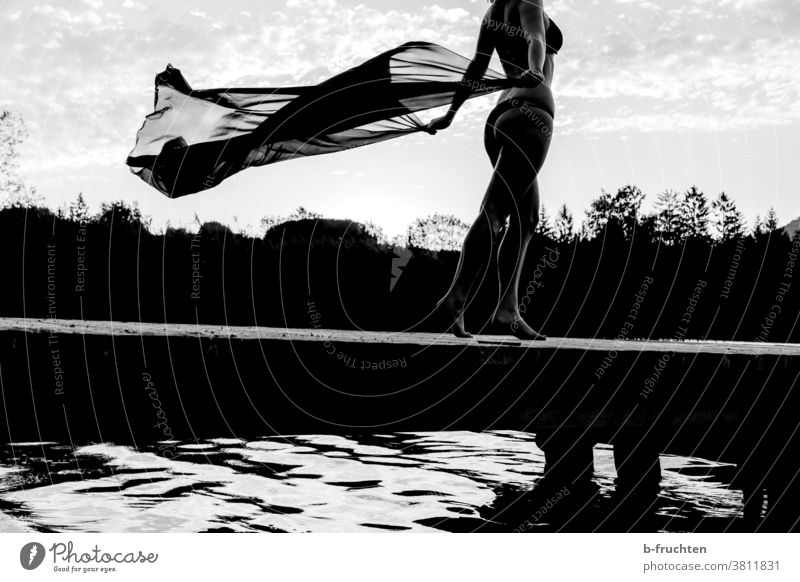 Frau mit Seidentuch tanzt am Steg Wasser Bikini Tuch Strandtuch Sommer Schwarzweißfoto tanzen Schwimmen & Baden Ferien & Urlaub & Reisen Erholung Wellen Mensch