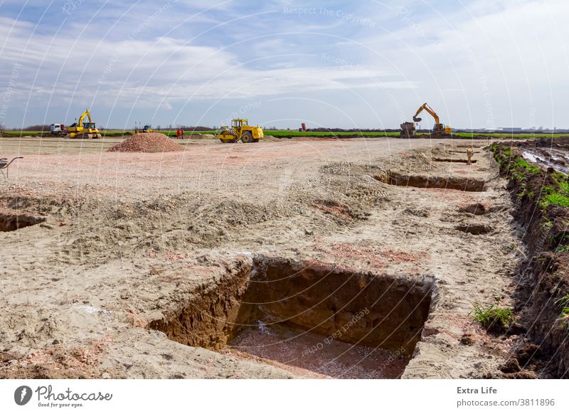 Ausgekleidete quadratische Gräben auf der Baustelle Ausrichtung Gegend Basis Tiefbau nach unten Erde Erdarbeiten Fundament Rahmen Kies Boden Golfloch