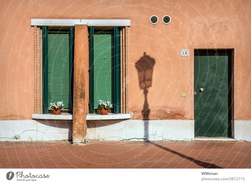 Die Jalousien sind geschlossen, so bleibt die Hitze des Nachmittags draußen Sommer Sonnenlicht Venedig Süden Italien heiß sonnig Abend Fenster Rollos