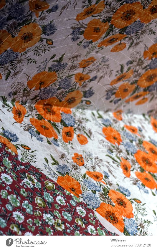 Geschmackssache: Zimmerecke mit bunten Blumentapeten, innovativ kombiniert Ecke Tapete spießig kitschig schräg Biedermeier bürgerlich farbig kleben Dekoration