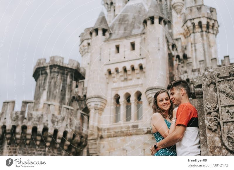 Junges Paar vor einer mittelalterlichen Burg Liebe zwei Touristen Flitterwochen jung 20s butron Burg oder Schloss Tourismus reisen posierend Baskenland Spanien