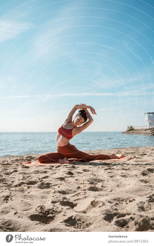Junge erwachsene Frau in Taube posiert morgens am Strand yogini hübsch Unterlage Geist Natur praktizieren Kniesehne MEER Hüftöffner eka pada rajakapotasana