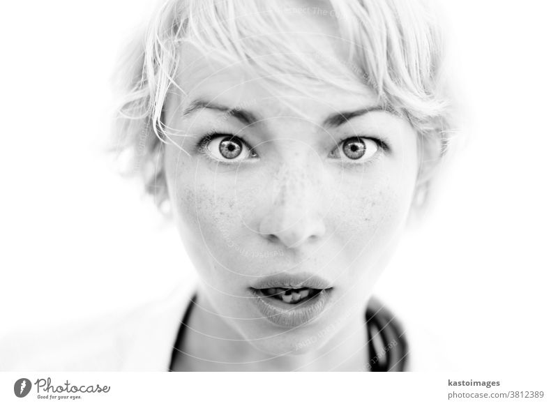 Erstauntes Mädchengesicht in schwarz-weiß - lustiges Portrait Frau Porträt schwarz auf weiß verblüfft verwunderter Blick Gesicht Erwachsene Junge Frau Aussehen