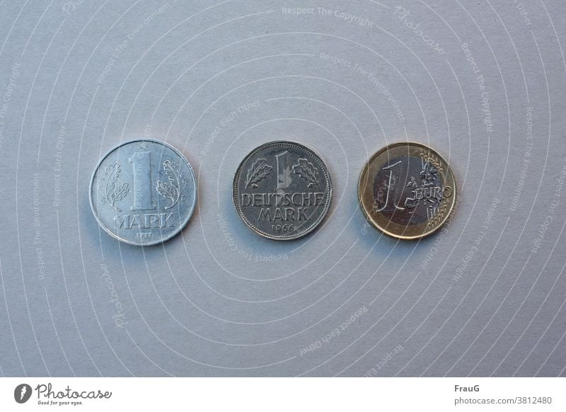 Die Mark im Lauf der |Zeitgeschichte Münzen Geld Geldmünzen Zahlungsmittel Kleingeld Bargeld Hartgeld Mark der DDR Deutsche Mark Euro Prägung Metall Eins alt