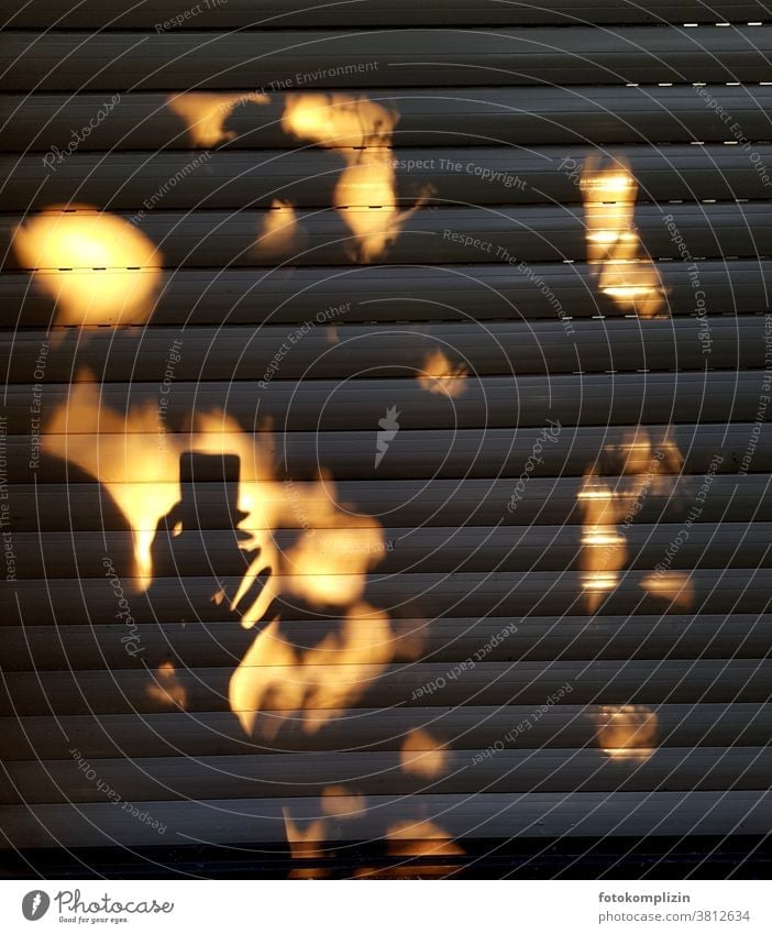 Schatten einer Hand, die mit dem Handy fotografiert Schattenspiel Schattenseite Schattendasein Schattenbild Silhouette Sonnenlicht Selfie machen selfie schatten