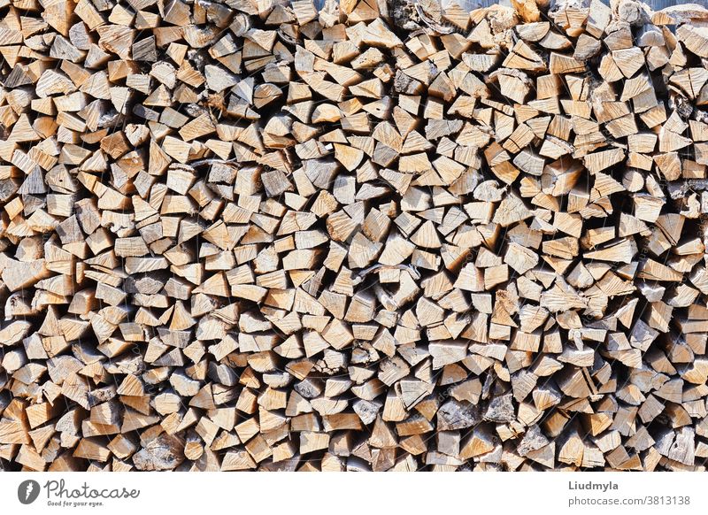 Brennholzstapel im Sägewerk. Brennholzstapel. Brennholz-Hintergrund Business gehackt Schnüre aus Brennholz Handwerk geschnitten trocknen ökologisch Umwelt