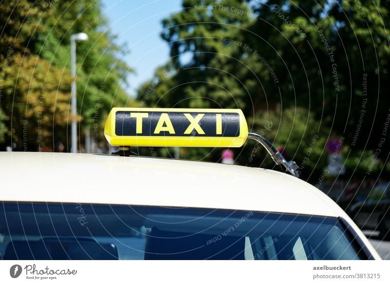 Taxischild auf dem Autodach - ein lizenzfreies Stock Foto von Photocase