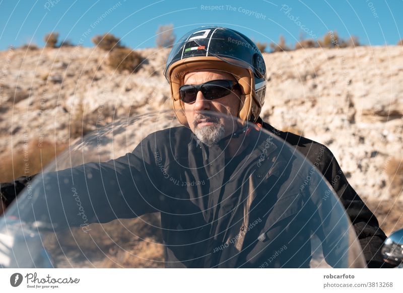 Mann mit schwarzem Straßenmotorrad Motorrad reisen männlich Rennfahrer Abenteuer Reise Reiter Laufwerk Sicherheit Verkehr Geschwindigkeit Fahrrad